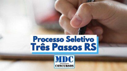 Imagem promocional de um processo seletivo no município de Três Passos, no estado do Rio Grande do Sul, Brasil. Em primeiro plano, uma mão segura uma caneta enquanto escreve sobre uma folha de papel. Ao centro da imagem, aparece em destaque a frase “Processo Seletivo Três Passos RS” em letras grandes e azuis. Abaixo, há o logotipo da MDC Concursos com fundo branco e bordas azuis