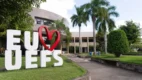 Área externa da Universidade Estadual de Feira de Santana com prédio administrativo, palmeiras e letreiro Eu amo UEFS em destaque. Foto: Divulgação/UEFS