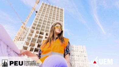 Mulher com colete e capacete de segurança segurando plantas em frente a edifício em construção, com guindastes ao fundo; logos da PEU-UEM e UEM no canto inferior.