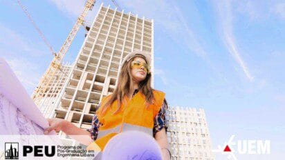 Mulher com colete e capacete de segurança segurando plantas em frente a edifício em construção, com guindastes ao fundo; logos da PEU-UEM e UEM no canto inferior.