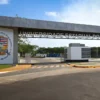 Portaria principal da Universidade Estadual do Maranhão (UEMA) com o brasão da instituição e o nome em destaque na estrutura de entrada. Foto: Divulgação/UEMA