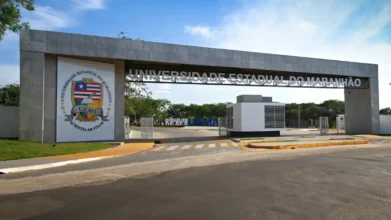 UEMA abre processo seletivo com salários de até R$ 6.886,82 3 Portaria principal da Universidade Estadual do Maranhão (UEMA) com o brasão da instituição e o nome em destaque na estrutura de entrada. Foto: Divulgação/UEMA