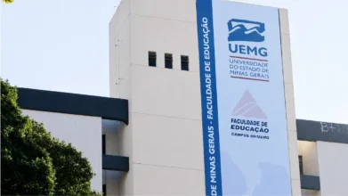 Especialização EaD gratuita: Campus BH/UEMG na fachada do edifício da universidade