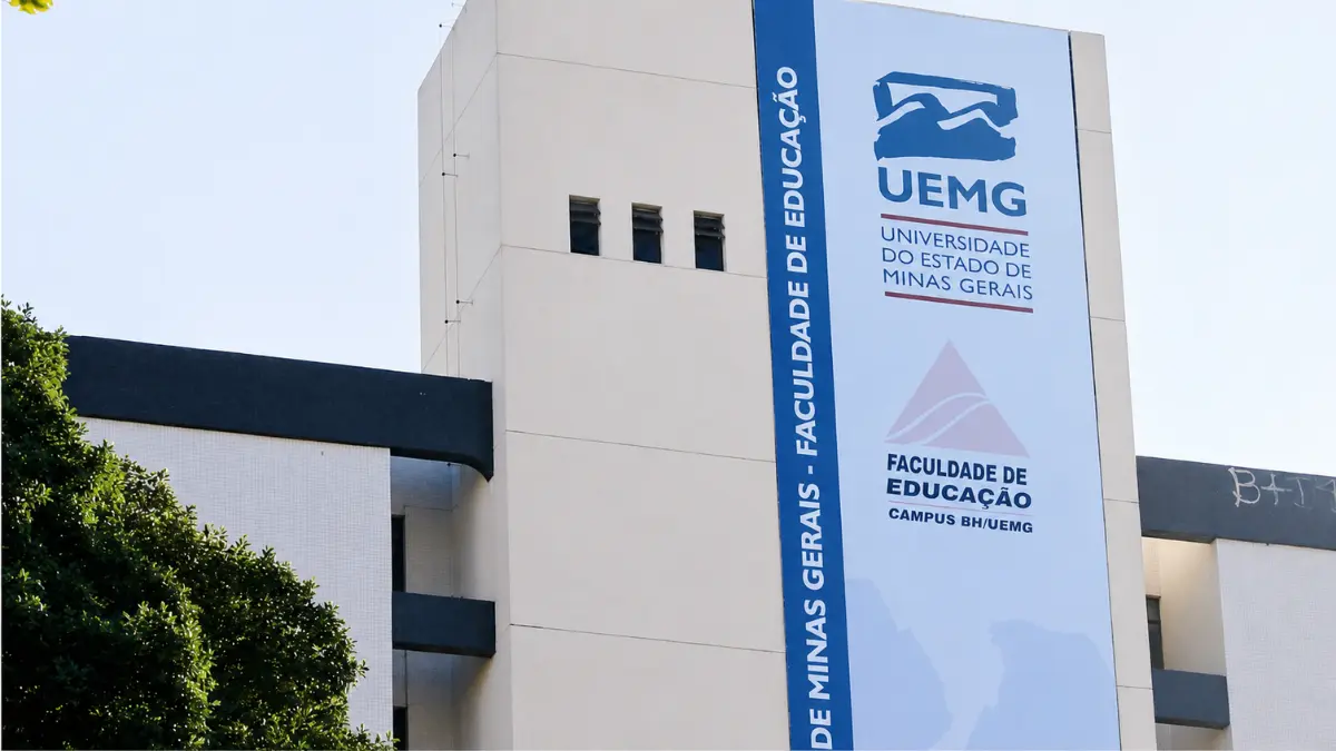 Especialização EaD gratuita: Campus BH/UEMG na fachada do edifício da universidade