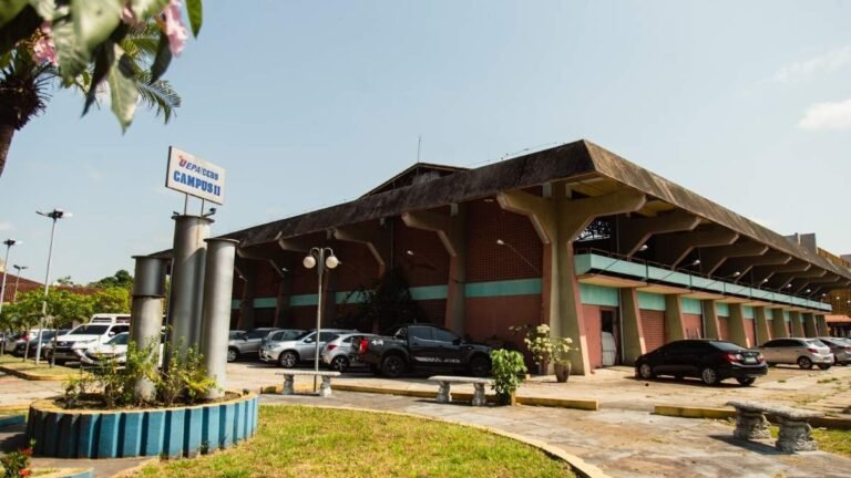 Prédio da Universidade do Estado do Pará, Campus II, com estacionamento em frente e carros estacionados. Foto: Divulgação/UEPA