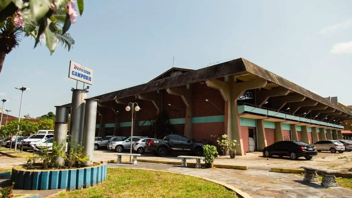 Prédio da Universidade do Estado do Pará, Campus II, com estacionamento em frente e carros estacionados. Foto: Divulgação/UEPA