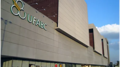 Fachada moderna de prédio da UFABC com logotipo da universidade em destaque, estrutura em tons claros e céu azul ao fundo. Foto: Divulgação/UFABC