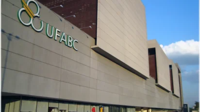 Fachada moderna de prédio da UFABC com logotipo da universidade em destaque, estrutura em tons claros e céu azul ao fundo. Foto: Divulgação/UFABC