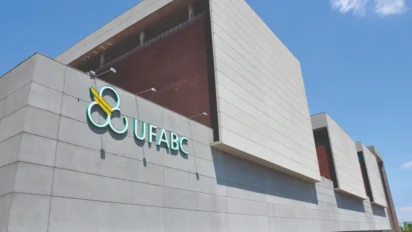 Fachada de prédio moderno da UFABC com logotipo e céu azul ao fundo. Foto: Divulgação/FapUnifesp