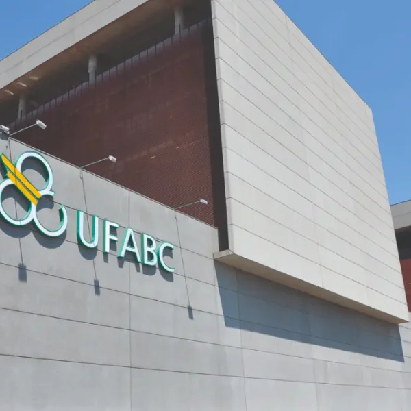 Fachada de prédio moderno da UFABC com logotipo e céu azul ao fundo. Foto: Divulgação/FapUnifesp