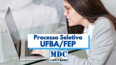 Imagem mostra uma mulher de óculos usando um notebook sobre uma mesa de vidro, concentrada na tela. Sobre a imagem, há um banner com os dizeres “Processo Seletivo UFBA/FEP” em destaque, seguido pelo logotipo “MDC Concursos”. A imagem transmite o contexto de um processo seletivo para tutores EAD, sugerindo estudo ou inscrição online em ambiente domiciliar.