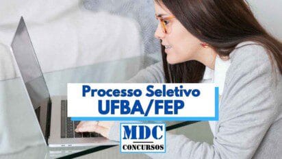 Imagem mostra uma mulher de óculos usando um notebook sobre uma mesa de vidro, concentrada na tela. Sobre a imagem, há um banner com os dizeres “Processo Seletivo UFBA/FEP” em destaque, seguido pelo logotipo “MDC Concursos”. A imagem transmite o contexto de um processo seletivo para tutores EAD, sugerindo estudo ou inscrição online em ambiente domiciliar.