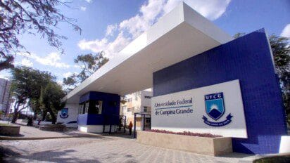 Portaria de entrada da Universidade Federal de Campina Grande com logotipo e nome da instituição em destaque. Foto: Divulgação/UFCG