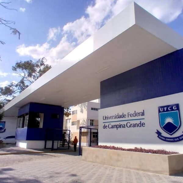 Portaria de entrada da Universidade Federal de Campina Grande com logotipo e nome da instituição em destaque. Foto: Divulgação/UFCG