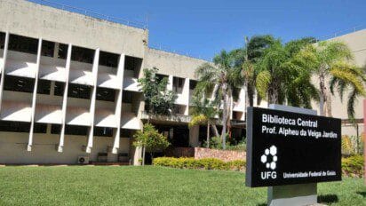 Fachada da Biblioteca Central Prof. Alpheu da Veiga Jardim da UFG com gramado e palmeiras ao redor. Foto: Divulgação/UFG