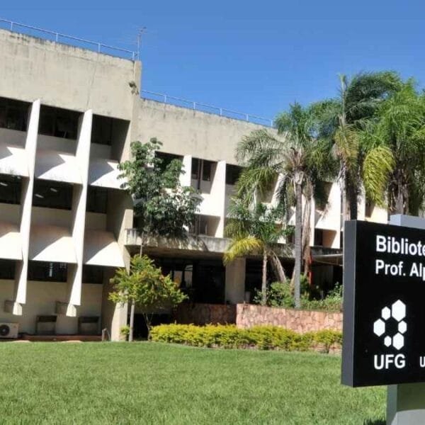Fachada da Biblioteca Central Prof. Alpheu da Veiga Jardim da UFG com gramado e palmeiras ao redor. Foto: Divulgação/UFG