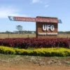 Placa de entrada da UFG Campus Samambaia com jardim e área aberta ao redor. Foto: Divulgação/UFG