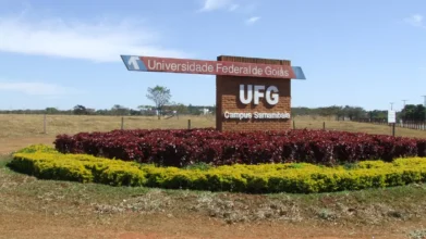 Placa de entrada da UFG Campus Samambaia com jardim e área aberta ao redor. Foto: Divulgação/UFG