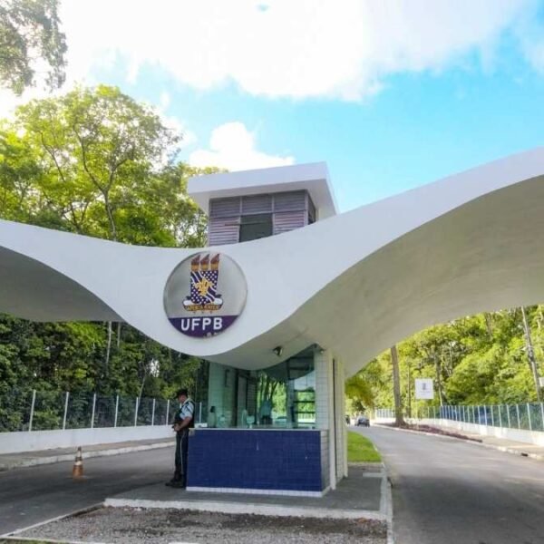 Portaria principal da UFPB com estrutura moderna em concreto branco, logotipo da universidade ao centro e área cercada por árvores. Foto: Divulgação/UFPB