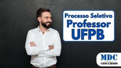 Homem jovem de barba e cabelo castanho curto, vestindo camisa branca de mangas compridas e calça preta, com os braços cruzados e sorrindo enquanto olha para o lado, em frente a um fundo preto texturizado - UFPB abre 22 Vagas com salário de até R$ 8 mil para Professor Substituto em Processo Seletivo