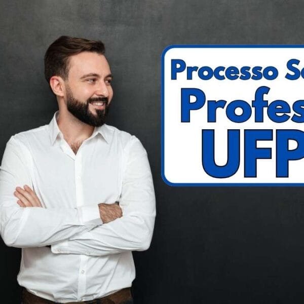 Homem jovem de barba e cabelo castanho curto, vestindo camisa branca de mangas compridas e calça preta, com os braços cruzados e sorrindo enquanto olha para o lado, em frente a um fundo preto texturizado - UFPB abre 22 Vagas com salário de até R$ 8 mil para Professor Substituto em Processo Seletivo