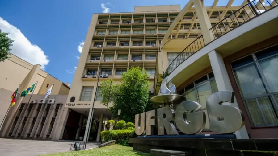 Fachada da reitoria da UFRGS — especialização EaD gratuita em Gestão Pública 2026