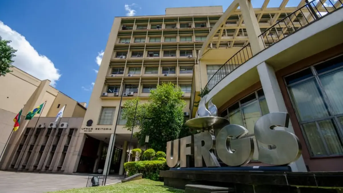 Fachada da reitoria da UFRGS — especialização EaD gratuita em Gestão Pública 2026