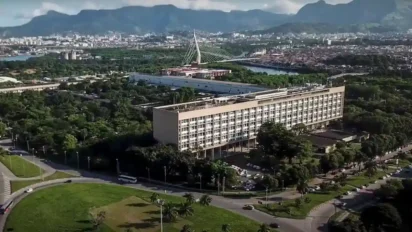 Vista aérea do campus da UFRJ na Ilha do Fundão com edifícios, áreas verdes e montanhas ao fundo. Foto: Divulgação/UFRJ