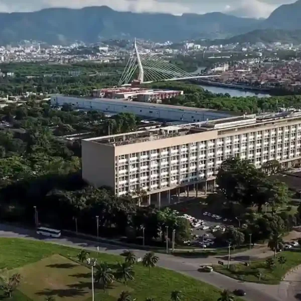 Vista aérea do campus da UFRJ na Ilha do Fundão com edifícios, áreas verdes e montanhas ao fundo. Foto: Divulgação/UFRJ