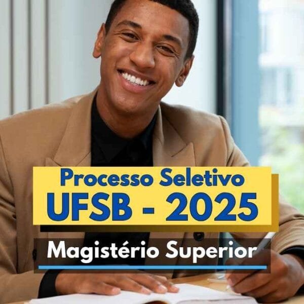 Homem jovem, negro, usando blazer bege e camisa preta, sorri enquanto está sentado à mesa com papéis à sua frente, transmitindo confiança e profissionalismo. Ao fundo, há uma janela com vista para edifícios e árvores. Sobre a imagem, aparece o texto: "Processo Seletivo UFSB - 2025 Magistério Superior", em destaque, indicando divulgação de seleção pública.