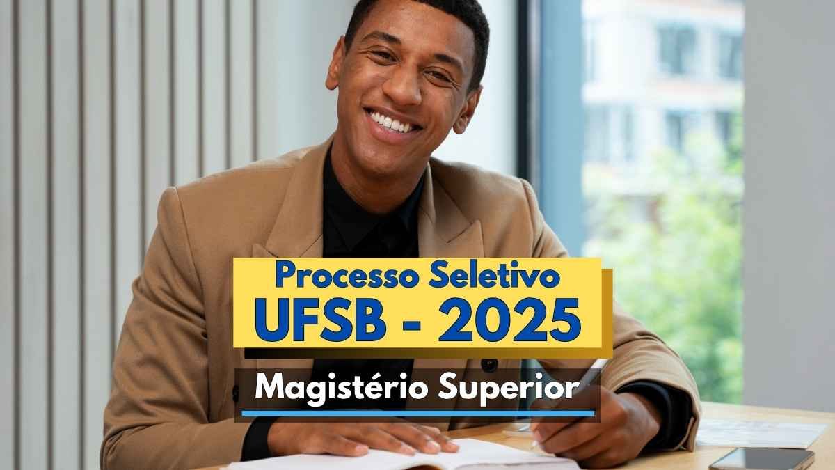 Homem jovem, negro, usando blazer bege e camisa preta, sorri enquanto está sentado à mesa com papéis à sua frente, transmitindo confiança e profissionalismo. Ao fundo, há uma janela com vista para edifícios e árvores. Sobre a imagem, aparece o texto: "Processo Seletivo UFSB - 2025 Magistério Superior", em destaque, indicando divulgação de seleção pública.