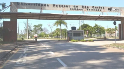 Entrada do campus Sorocaba da Universidade Federal de São Carlos com pórtico, guarita e via de acesso arborizada. Foto: Divulgação/UFSCar