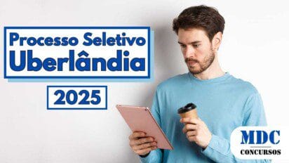Homem de barba e cabelos castanhos, vestindo camiseta azul clara, segura um copo de café na mão direita e um tablet rosa na esquerda, olhando atentamente para a tela. À esquerda da imagem, há um texto em destaque com fundo branco e bordas azuis que diz: "Processo Seletivo Uberlândia 2025". No canto inferior direito está o logotipo da MDC Concursos