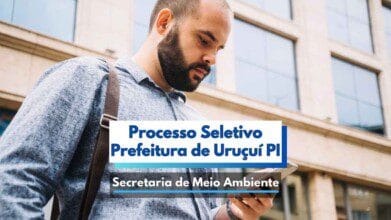 Homem de barba e camisa azul segura um celular enquanto caminha em frente a um prédio comercial com fachada de vidro. Sobre a imagem, há um banner informativo destacando o “Processo Seletivo Prefeitura de Uruçuí PI” e a “Secretaria de Meio Ambiente”. A cena remete a um ambiente urbano e transmite seriedade, relacionada a oportunidades de emprego público temporário.