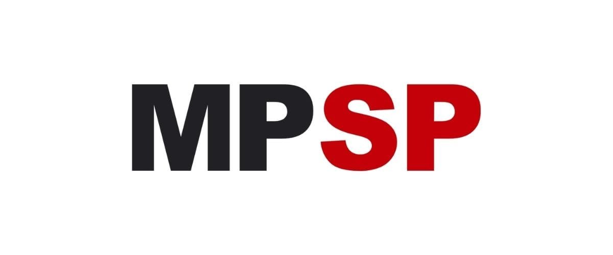 Concurso público MPSP oferece remuneração de R$ 10.370,42 1 Logotipo do Ministério Público do Estado de São Paulo (MPSP), exibido sobre fundo branco. A imagem apresenta as letras "MP" em preto e "SP" em vermelho, em fonte sem serifa, com estilo moderno e marcante. O design transmite seriedade e autoridade, características associadas à atuação do órgão na defesa da ordem jurídica e dos interesses da sociedade.