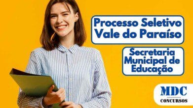 Mulher jovem de cabelos castanhos e lisos sorri segurando uma pasta verde contra um fundo amarelo vibrante. Ela veste uma camisa listrada azul e branca de mangas longas - Vale do Paraíso (RO) oferece salários de até R$ 4,8 mil em Processo Seletivo na Educação