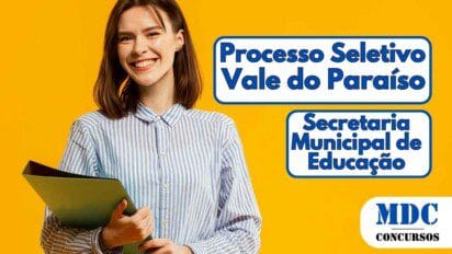 Mulher jovem de cabelos castanhos e lisos sorri segurando uma pasta verde contra um fundo amarelo vibrante. Ela veste uma camisa listrada azul e branca de mangas longas - Vale do Paraíso (RO) oferece salários de até R$ 4,8 mil em Processo Seletivo na Educação