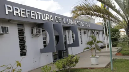 Fachada da Prefeitura de Valparaíso de Goiás com letreiro metálico, janelas com ar-condicionado e área externa com plantas e palmeiras. Foto: Divulgação/Prefeitura de Valparaíso-GO