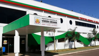 Fachada da Prefeitura Municipal de Várzea Grande com entrada principal e letreiro identificando o prédio. Foto: Divulgação/Prefeitura de Várzea Grande-MT