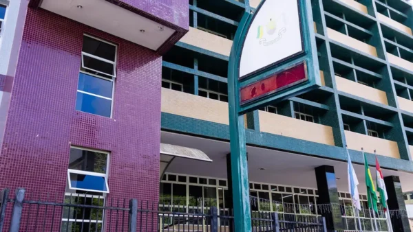 Fachada do prédio da Prefeitura de Venda Nova do Imigrante, com edifício de vários andares, janelas, revestimento colorido e totens com o brasão do município na entrada. Foto: Divulgação/Prefeitura de Venda Nova do Imigrante-ES