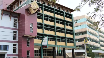 Sede da Prefeitura de Venda Nova do Imigrante/ES com vários andares com fachada verde e amarela, bandeiras na entrada e prédio moderno de vidro ao lado. Foto: Divulgação/Prefeitura de Venda Nova do Imigrante-ES