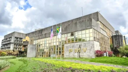 Sede da Prefeitura de Vitória com fachada de concreto e vidro, jardim verde na frente e bandeiras hasteadas. Foto: Divulgação/Prefeitura de Vitória-ES