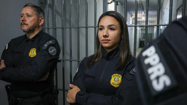 Concurso PP RS 2026 com policiais penais em ambiente prisional