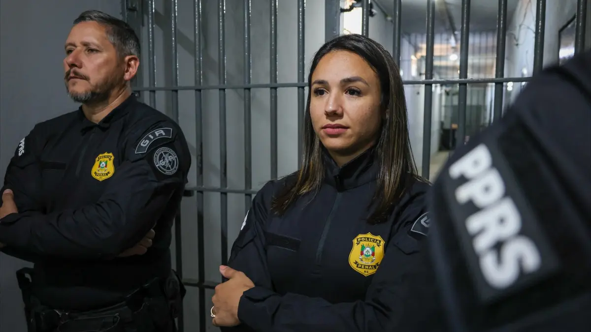 Concurso PP RS 2026: Fundatec é contratada como banca; edital deve sair em breve 1 Concurso PP RS 2026 com policiais penais em ambiente prisional