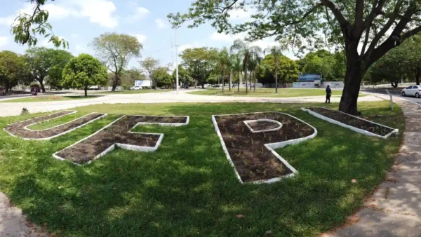 Concurso UFPI professor com imagem do campus da Universidade Federal do Piauí