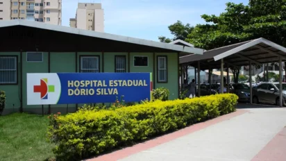 Entrada do Hospital Estadual Dório Silva com placa, jardim e estacionamento ao fundo. Foto: Divulgação/iNOVA Capixaba