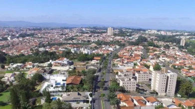 Vista aérea da cidade de Itapira-SP com prédios, casas de telhados vermelhos e áreas verdes ao fundo. Foto: Divulgação/Prefeitura de Itapira-SP