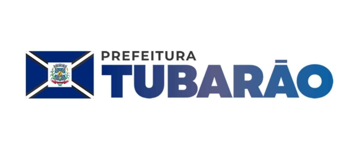 Tubarão SC abre processo seletivo c/ 10 vagas de até R$ 4,8 mil 1 Logotipo da Prefeitura de Tubarão, Santa Catarina, com um fundo branco. À esquerda, há um símbolo semelhante a uma bandeira com fundo azul escuro, linhas brancas em formato de “X” e, ao centro, o brasão do município. À direita, está escrito “Prefeitura Tubarão” em letras maiúsculas, sendo “Prefeitura” em cinza escuro e “Tubarão” em degradê azul.